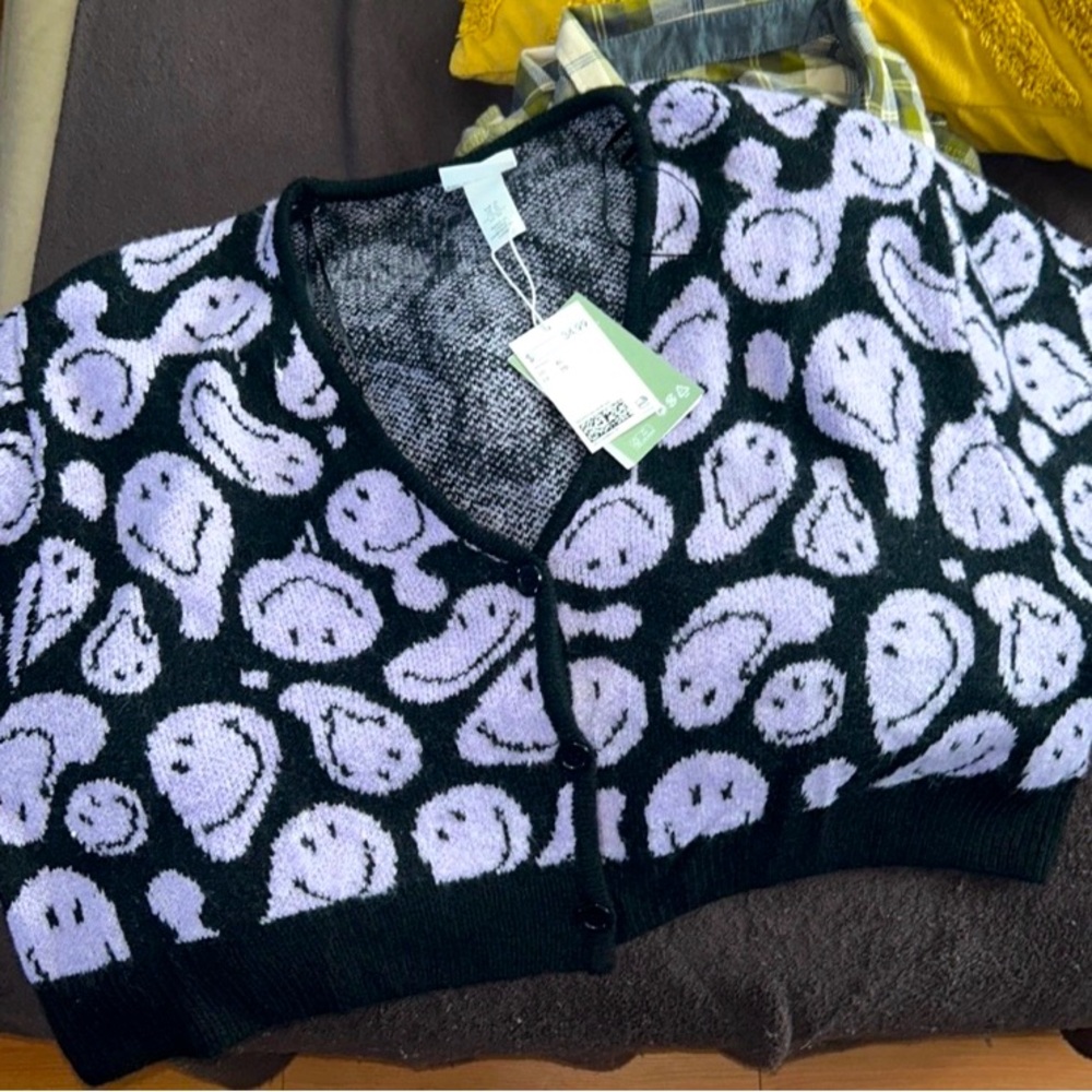 Smiley X H & M. Cropped Sweater Black & Lavender.